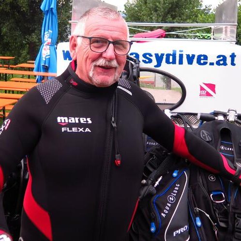 Helmut Raninger im Neoprenanzug vor dem Easy-Dive-Anhänger am Klopeiner See