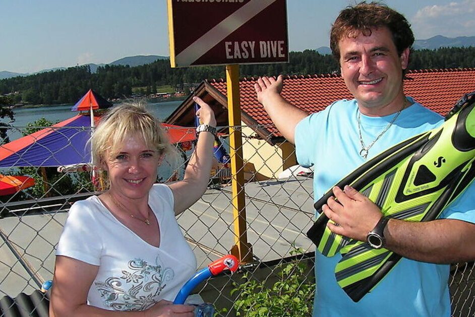 Anneliese und Leo Helmreich 2007 mit Schnorchel und Flossen vor dem Easy-Dive-Schild am Klopeiner See