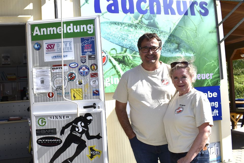 Anneliese und Leo Helmreich 2021 vor der Anmeldung der Tauchbasis Easy Dive im Sportstrandbad Süd