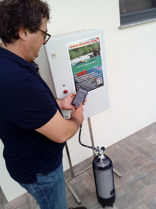 Tauchflasche wird an der DiveAir-Füllstation befüllt, die Steuerung läuft über das Smartphone