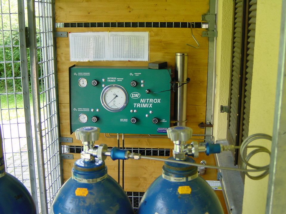 Füllpanel für Tauchflaschen mit Manometern und Ventilen an der Tauchbasis Easy Dive